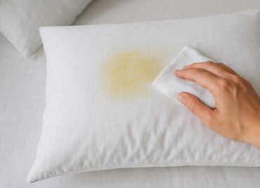 ¿Cómo quitar las manchas amarillas de las almohadas? Conoce la técnica eficaz