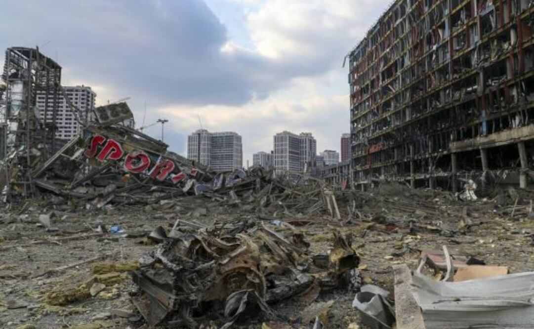 La gente limpia escombros en una casa dañada en un ataque con misiles rusos en Kiev, Ucrania, el 11 de diciembre de 2023. Rusia atacó la región de Kiev con ocho misiles balísticos, todos los cuales, según se informa, fueron derribados por las defensas aéreas. Foto: EFE