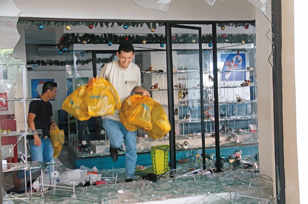 En las carpetas de investigación se recaban videos de las cámaras de vigilancia, fotografías, grabaciones de televisión y celulares (MARÍA DE JESÚS PETERS. EL UNIVERSAL)