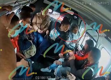 Video. Dos mujeres se hacen pasar por dulceras y asaltan a pasajeros de combi en Vía Morelos en Ecatepec