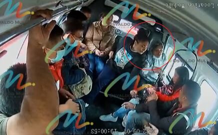 Video. Dos mujeres se hacen pasar por dulceras y asaltan a pasajeros de combi en Vía Morelos en Ecatepec