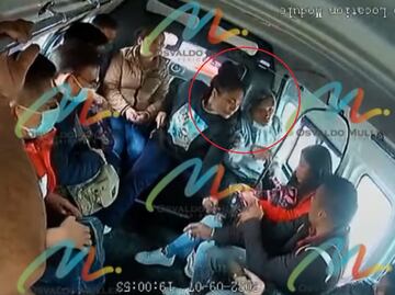 Video. Dos mujeres se hacen pasar por dulceras y asaltan a pasajeros de combi en Vía Morelos en Ecatepec