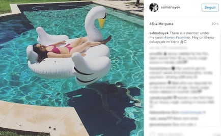 Salma Hayek se relaja en bikini antes de cumplir 50 años