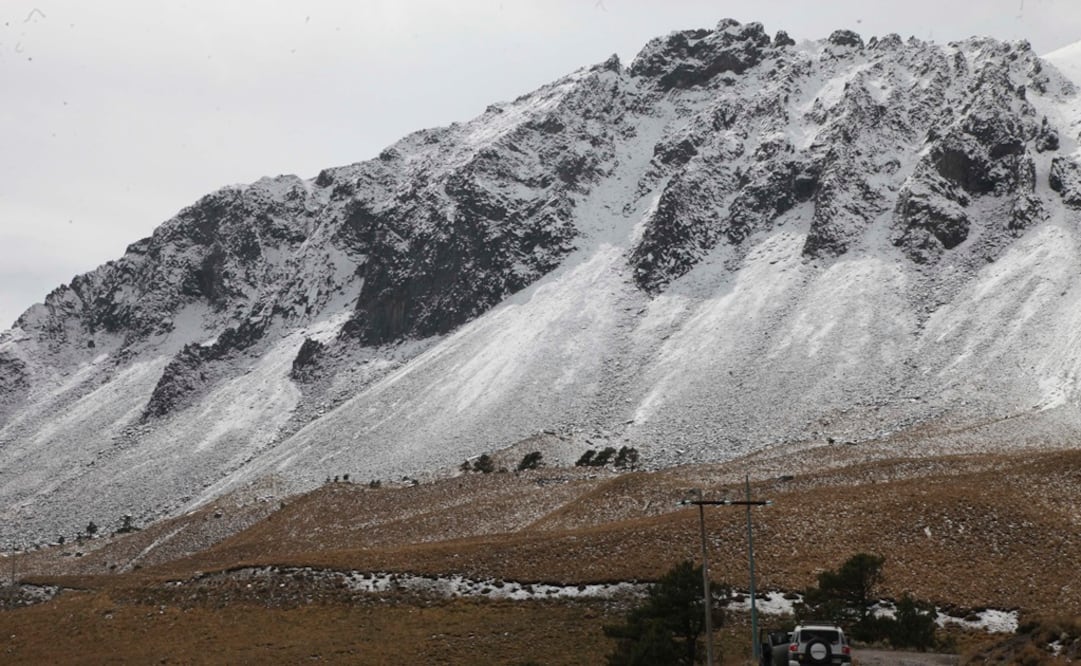 El Frente Frío número 6  provocó la primera nevada de la temporada invernal en el volcán Xinantécatl.