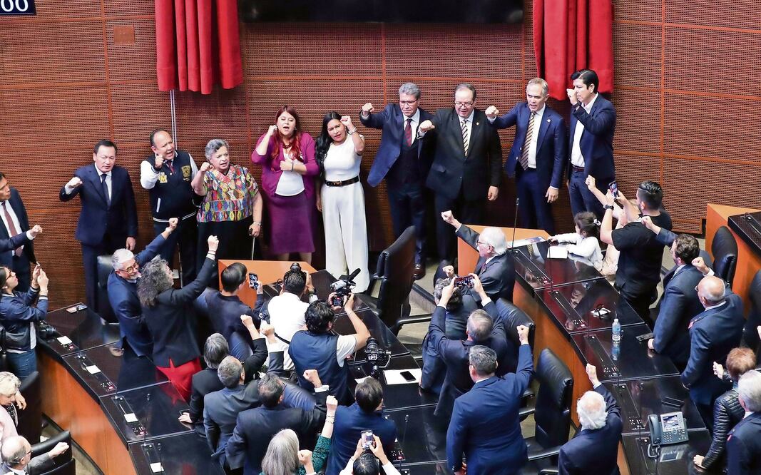 Los legisladores y asistentes a la sesión solemne centraron sus discursos en la aportación de la Máxima Casa de Estudios como factor de movilidad social, centro de excelencia académica y de investigación. Foto Especial