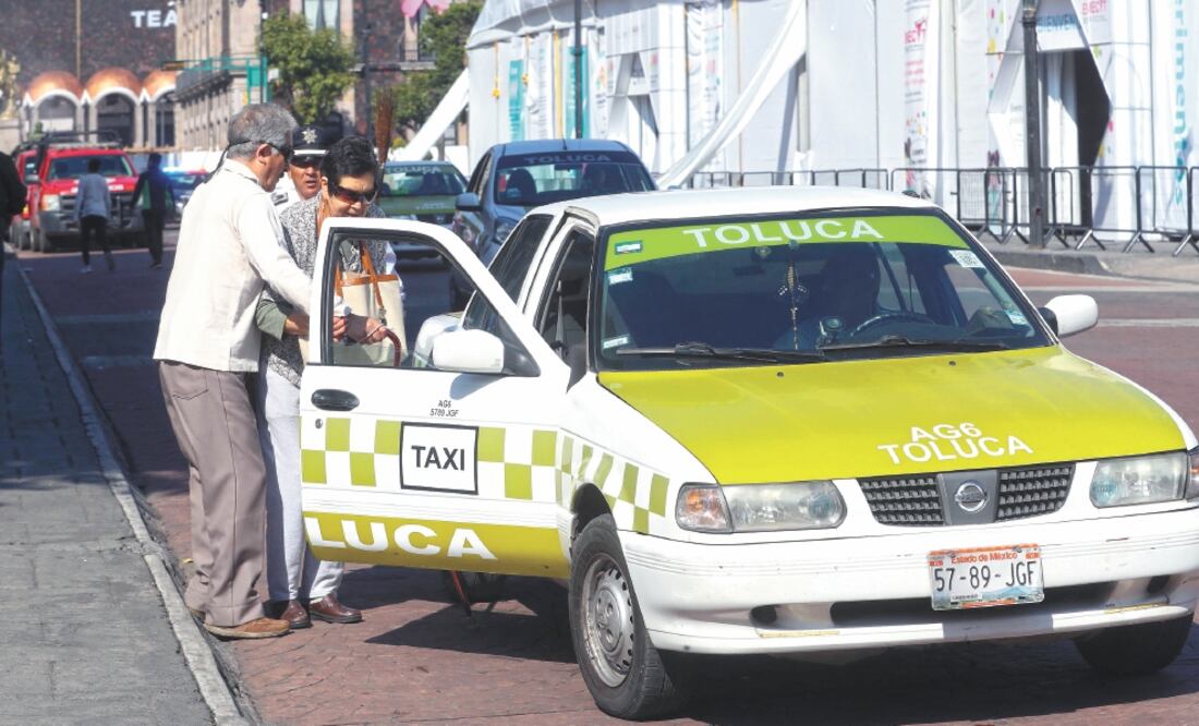 El objetivo de la Semov es que el servicio concesionado de taxi acredite que el usuario viajará seguro, y establecer un control normativo para regular las tarifas. Foto/JORGE ALVARADO. EL UNIVERSAL