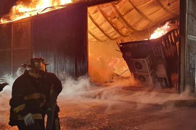 Se incendia fábrica de muebles en Tláhuac