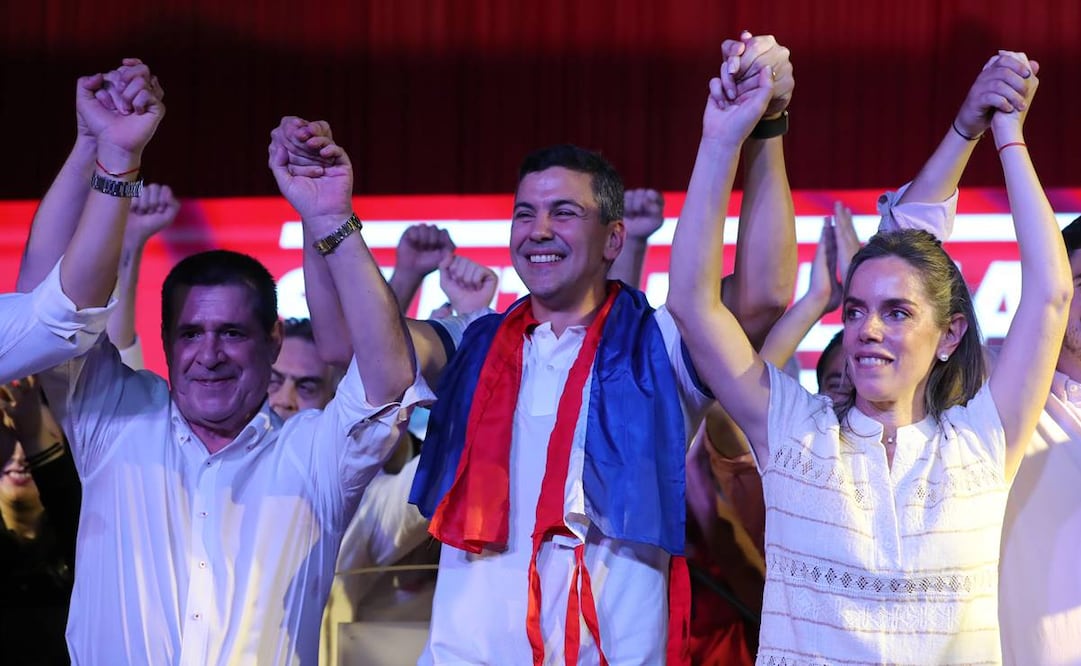 Santiago Peña celebra la victoria junto a su esposa en Asunción, Paraguay. Foto: EFE