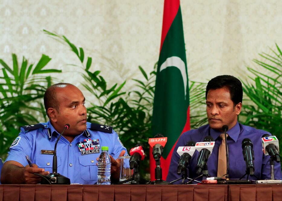 El ministro de Interior maldivo, Umar Naseer (der.), confirmó el arresto de Ahmed Adeeb (AP)