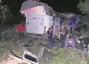 Fiscalía indaga volcadura de autobús