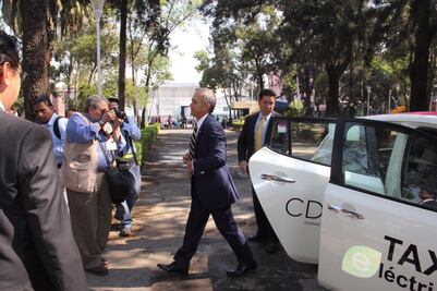 Mancera usa taxi eléctrico para llegar a Iztacalco