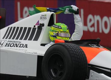 Lewis Hamilton homenajeó en Interlagos a Ayrton Senna al correr el mítico MP40/5B