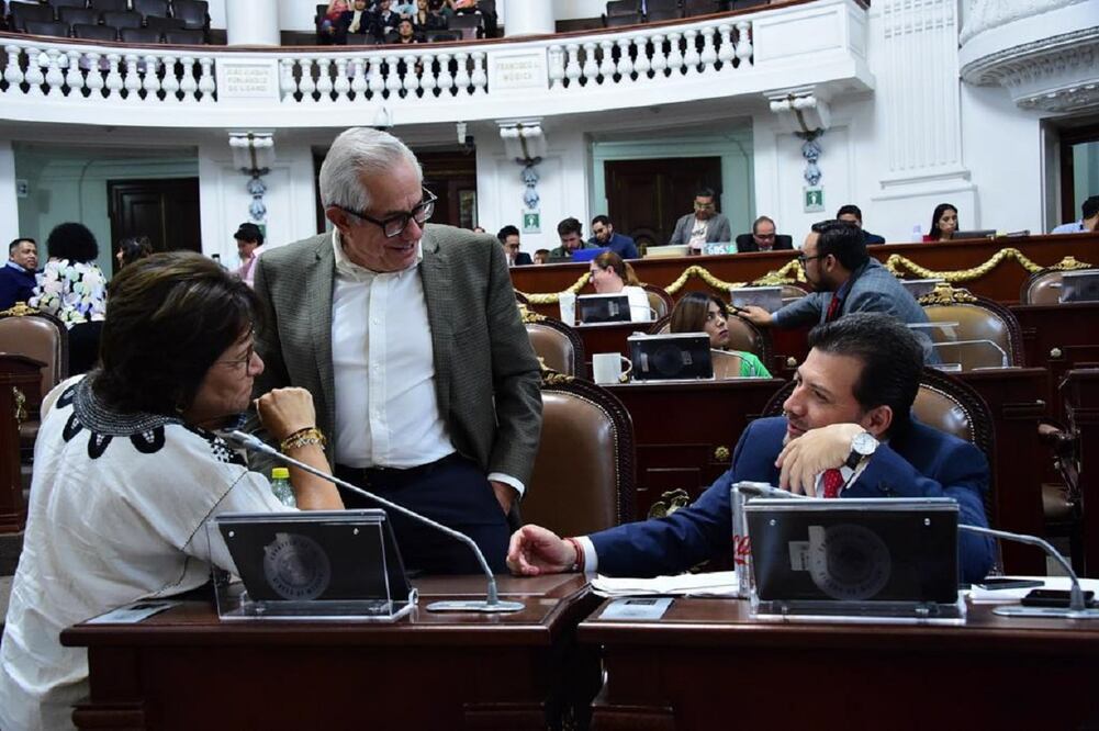 Jorge Gaviño y Víctor Hugo Lobo, diputados del PRD, en el Congreso de la CDMX. FOTO: Archivo