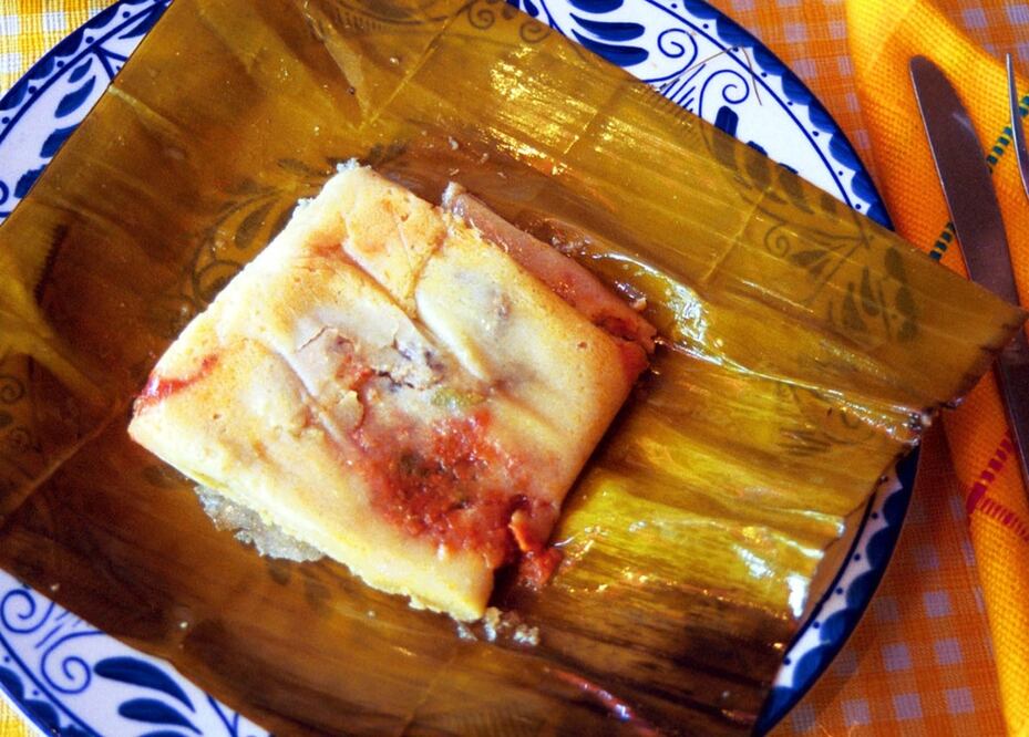 En algunos lugares podrás encontrar tamales oaxaqueños rellenos de champiñones o verdolagas / Foto: Archivo El Universal