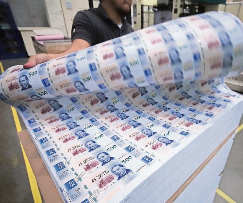 La iniciativa del IMEF contrasta con los planes del Banco de México, que inauguró una nueva fábrica de billetes en Jalisco. Foto: ARCHIVO EL UNIVERSAL