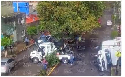 Camioneta de carga se vuelca en Santa Cruz Meyehualco, Iztapalapa; no reportan heridos