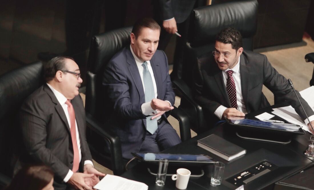 Los senadores Jorge Carlos Ramírez Marín (PRI), Rafael Moreno Valle (PAN) y Martí Batres (Morena), durante la sesión donde se negoció el reparto de las comisiones legislativas. Foto: IVÁN STEPHENS. EL UNIVERSAL