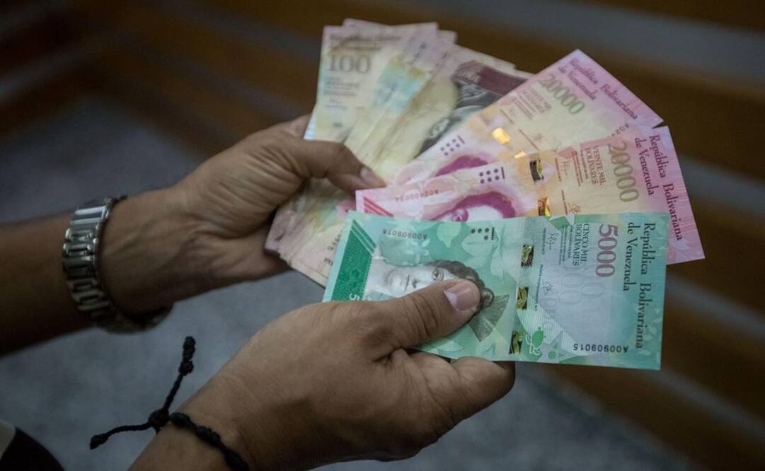 El nuevo billete de mayor denominación, el de 50 mil bolívares, equivale a unos 8 dólares, según la tasa oficial (Foto: EFE)