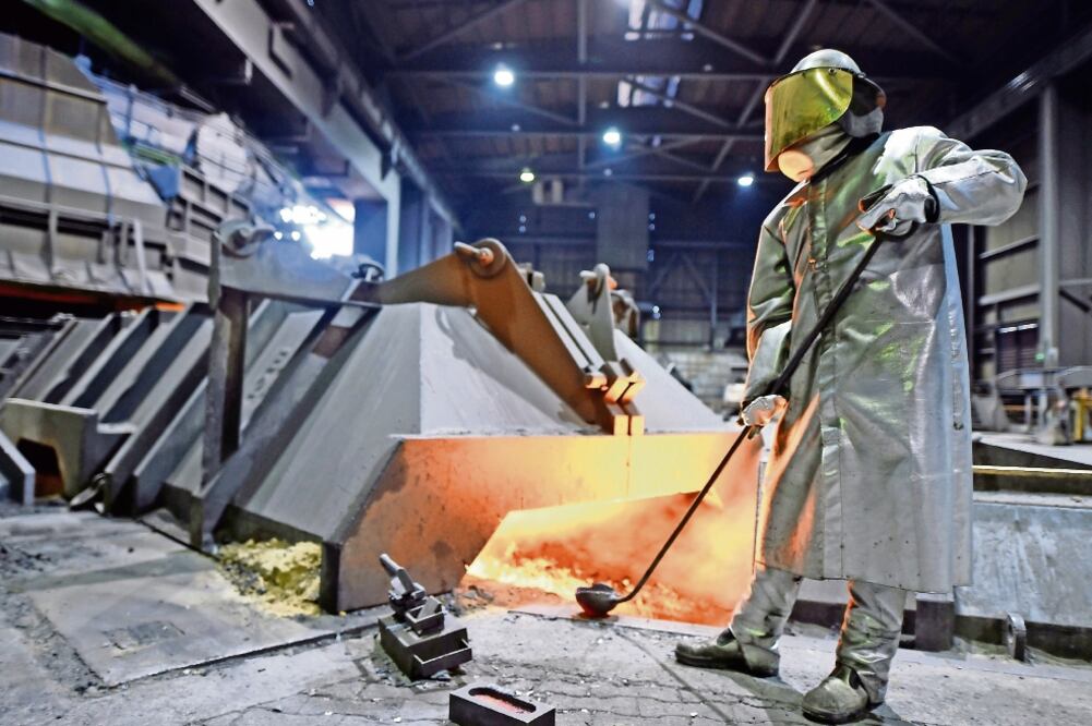 Un trabajador de una siderúrgica en Alemania. La Unión Europea, Canadá y México han anunciado medidas espejo si EU grava las exportaciones del metal. (FABIAN BIMMER. REUTERS)