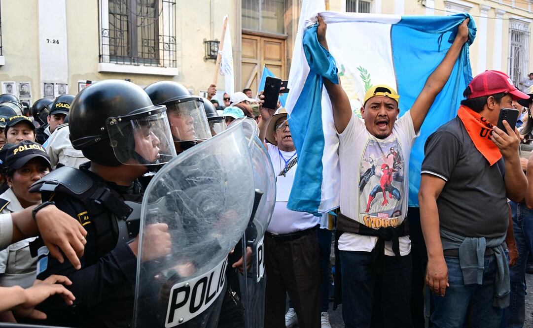 Los manifestantes, varios de ellos indígenas que llegaron a la capital, forcejearon con decenas de policías que mantenían dos cercos en la parte trasera del Palacio Legislativo, en el centro histórico de Ciudad de Guatemala. Foto: Martin Bernetti / AFP