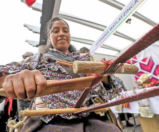 Matlatzincas tejen identidad a través de la vestimenta  