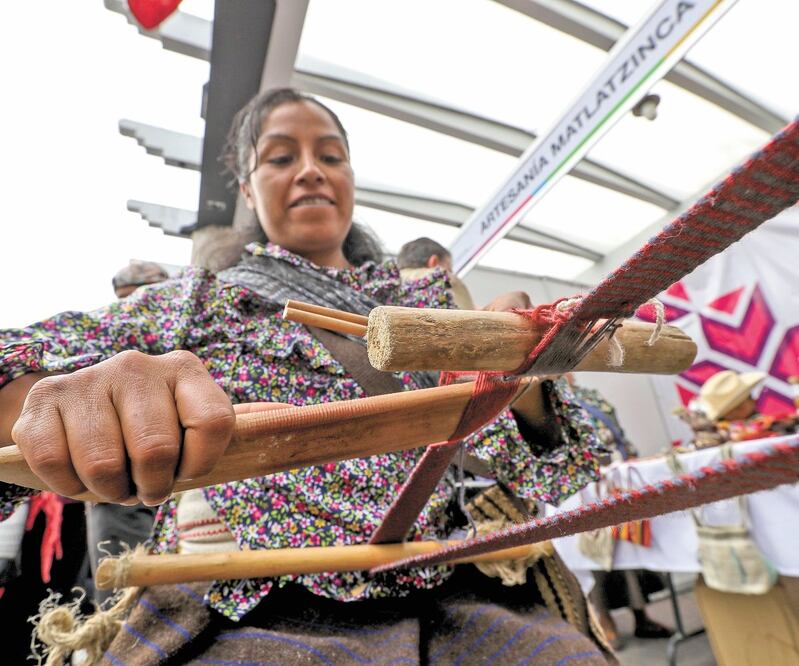 La joven de 25 años dijo que a través del bordado el Colectivo Techiti trata de mantener vigentes las prendas matlatzincas. Foto: JORGE ALVARADO. EL UNIVERSAL 