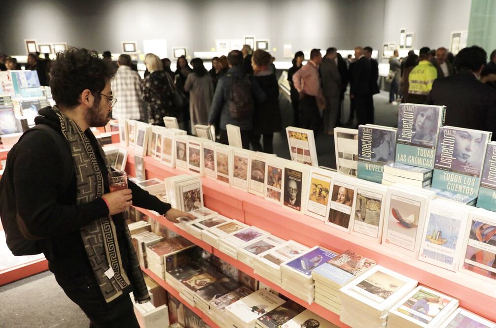 Los resultados del Módulo sobre Lectura (MOLEC) 2023 que hoy da a conocer el INEGI dan cuenta del comportamiento lector entre los mexicanos en los últimos doce meses.
Foto: EFE / Carlos Ortega