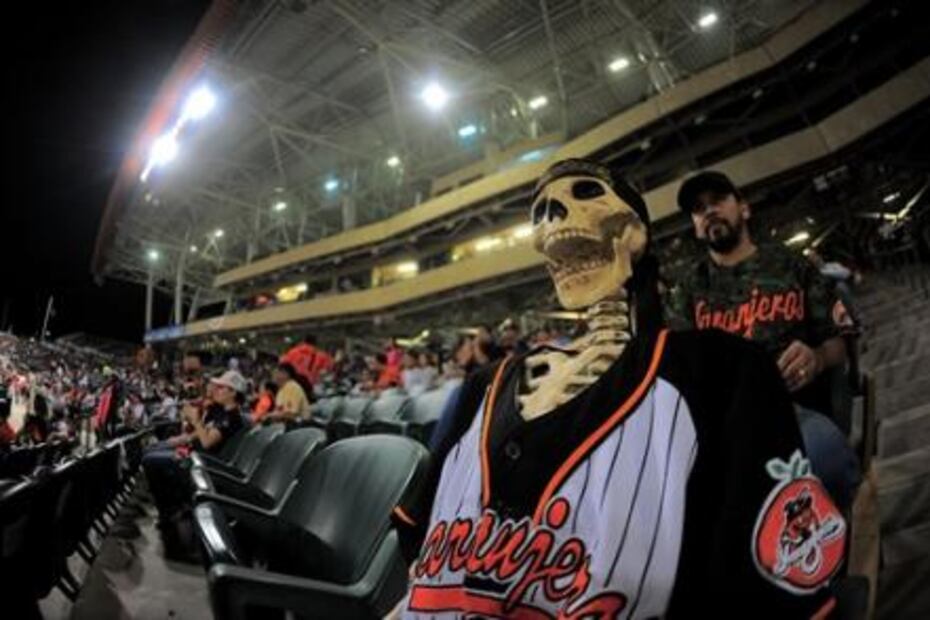 Rufino, la "Calaca Beisbolera" aficionada de Los Naranjeros