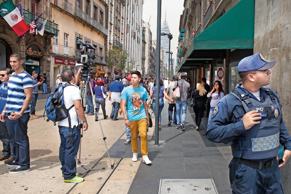 Poca atención prestaron las personas que estaban cerca de los postes con altavoz en la calle de Madero, en el Centro Histórico de la ciudad de México (ADRIÁN HERNÁNDEZ. EL UNIVERSAL)