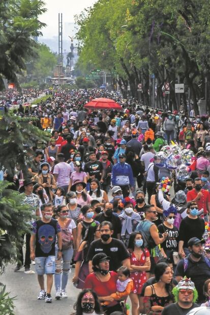 Sin temor, capitalinos desbordan las calles por desfile