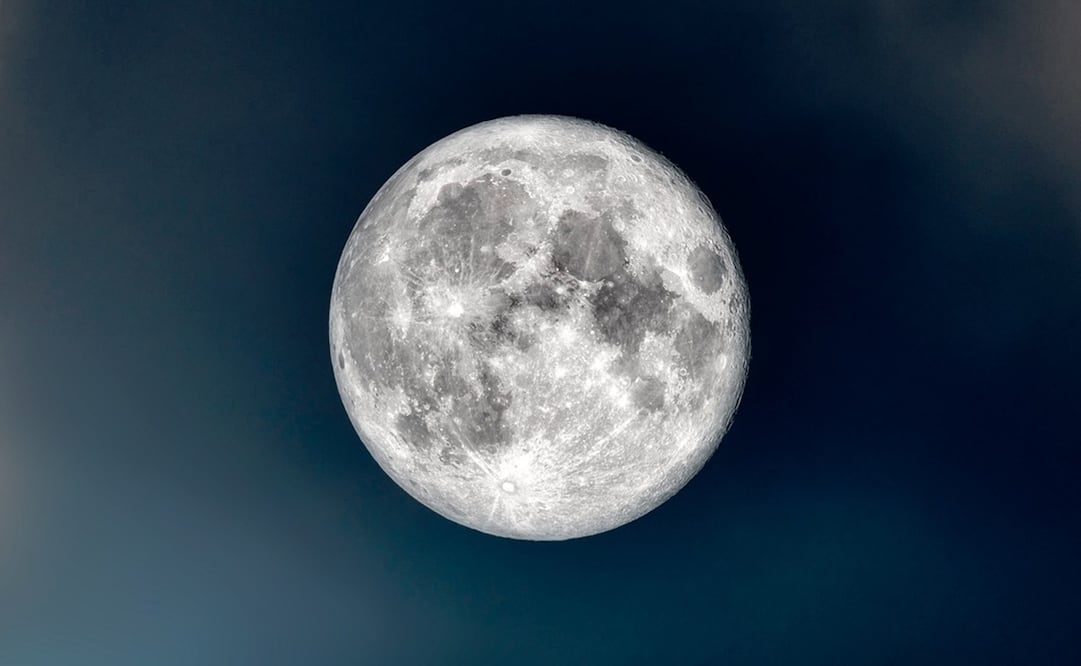 En esta fase, la Luna se encuentra detrás de la Tierra respecto al Sol y su cara está totalmente iluminada. Foto: Pixabay
