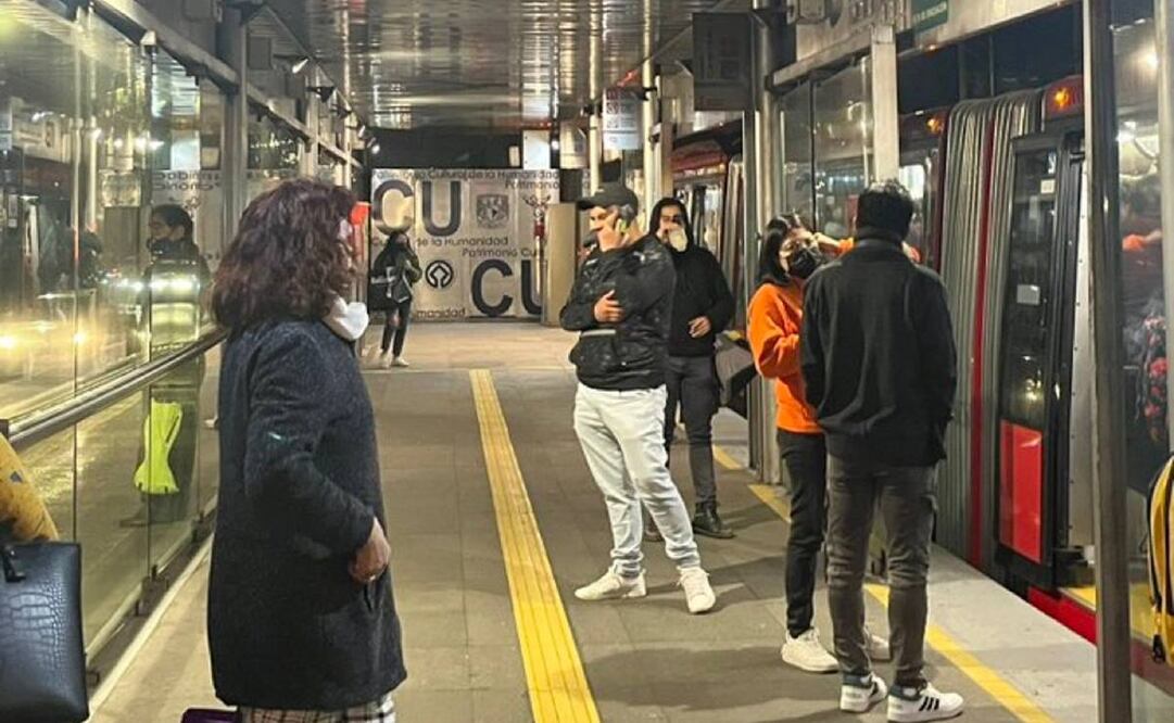 Servicios de emergencia atienden a usuarios del Metrobús en la estación CU, que resultaron lesionados por el frenado de emergencia que realizó una unidad / Foto: Especial