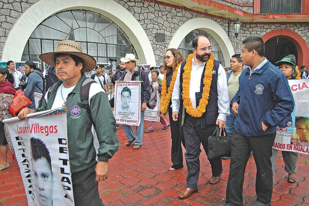 Emilio Álvarez Icaza, secretario ejecutivo de la CIDH (con collar de flores), visitó la Normal de Ayotzinapa acompañado por funcionarios del organismo (DASSAEV TÉLLEZ. EL UNIVERSAL)