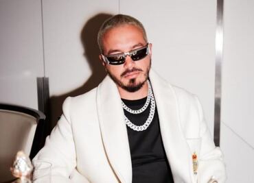 J Balvin enciende Instagram con su look en minifalda