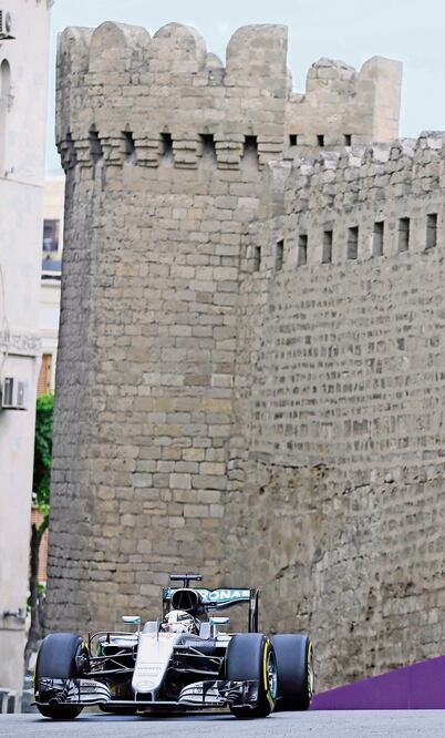 Lewis Hamilton reconoció que la pista azerbaiyana no es sencilla  (LUCA BRUNO. AP)