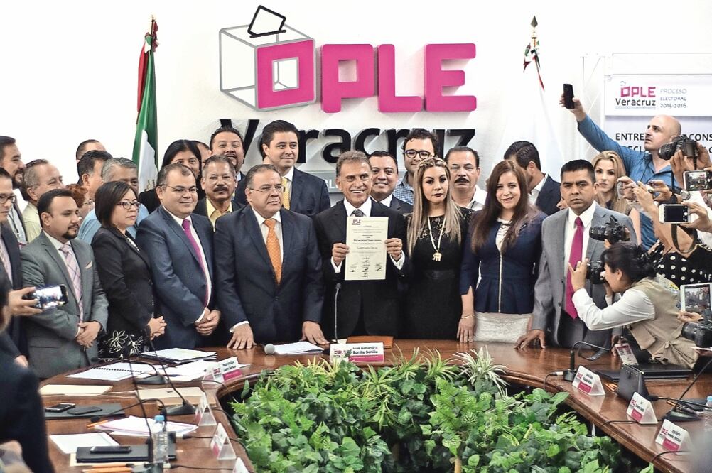 Martín Orozco (cen.), del PAN, al recibir ayer la constancia de mayoría como gobernador de Aguascalientes. Iglesia católica no intervino en comicios, afirma (ESPECIAL)