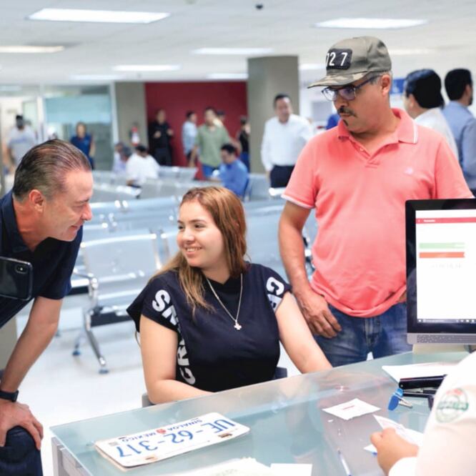 El gobernador Quirino Ordaz Coppel (izq.) visitó de forma sorpresiva unidades administrativas del estado para supervisar su operación y escuchar sugerencias de trabajadores y usuarios. Foto: ESPECIAL