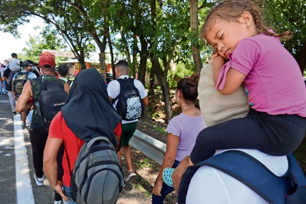 Unos 200 migrantes iniciaron una caravana ante la imposibilidad de pagar hasta 120 dólares que agentes de Migración les cobran para viajar a Tuxtla Gutiérrez. Foto: María de Jesús Peters / El Universal