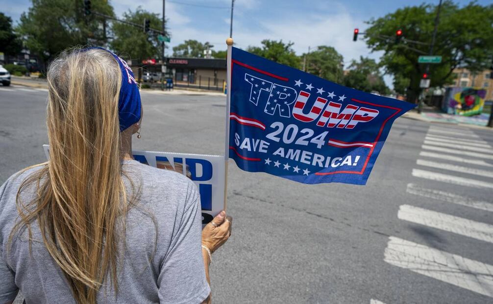 Los partidarios del ex presidente Donald J. Trump participan en un pequeño mitin de Unidad Trump en Chicago Illinois. Foto: EFE