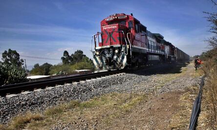 Muere hombre tras ser arrollado por un tren en Guanajuato; presuntamente resbaló y cayó sobre las vías