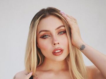 Maya Nazor modeló el top de encaje más chic de la temporada