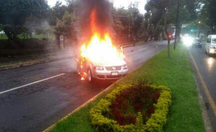 Grupo armado incendia dos autos en Uruapan