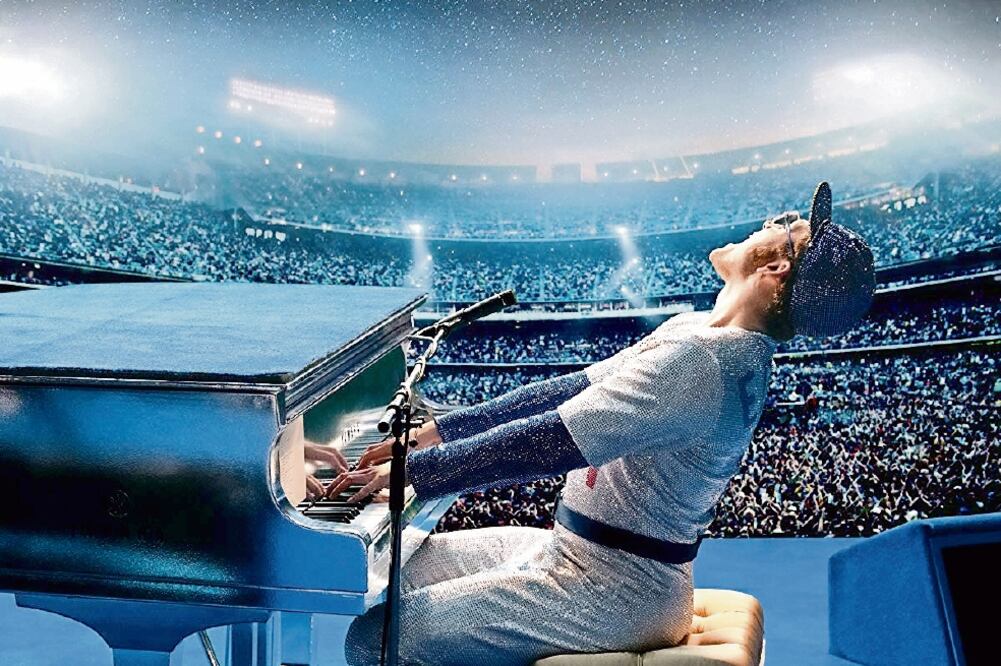 Taron usa extravagantes trajes, tal como lo hacía el cantautor inglés. Foto: PARAMOUNT PICTURES 