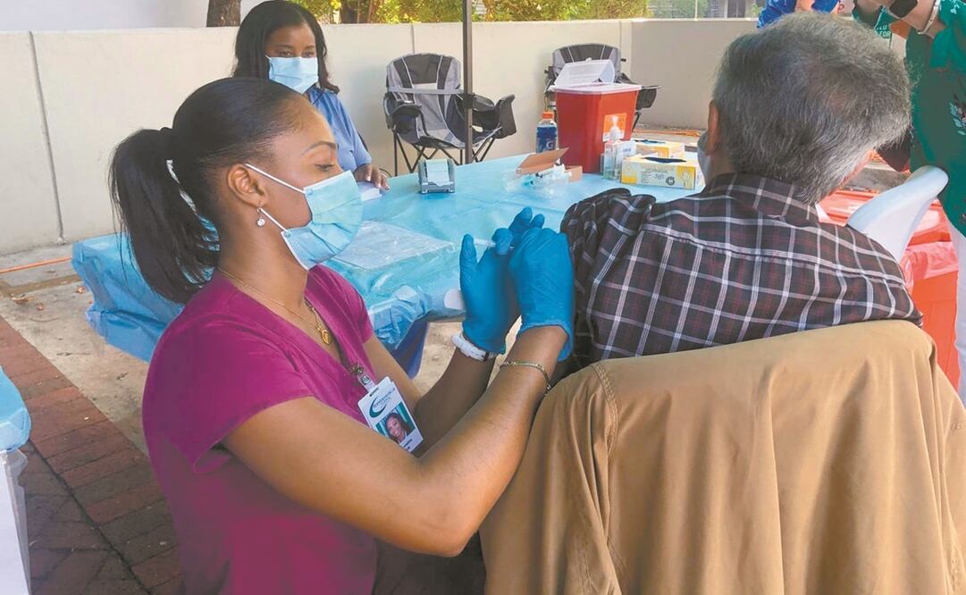 Basta acudir a una farmacia, a una clínicau hospital en EU, así como áreas específicas que cada gobierno estatal da a conocer para vacunarse. Foto: El Universal