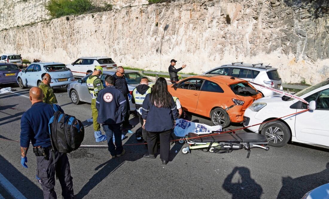 Fuerzas de seguridad israelíes y miembros del servicio de rescate transportan un cuerpo en Cisjordania. Foto: Mahmoud Illean / AP