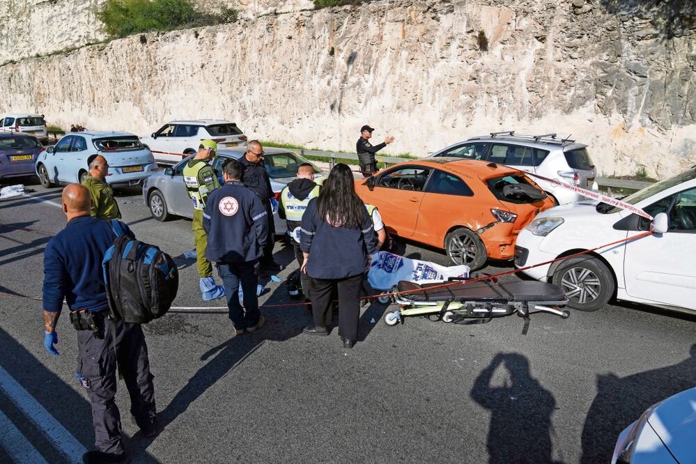 Fuerzas de seguridad israelíes y miembros del servicio de rescate transportan un cuerpo en Cisjordania. Foto: Mahmoud Illean / AP