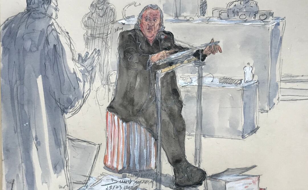 Gérard Depardieu (centro) durante una audición para el juicio en el que se le acusa de abusar sexualmente de dos mujeres durante el rodaje de una película en 2021. Foto: Benoit PEYRUCQ / AFP.