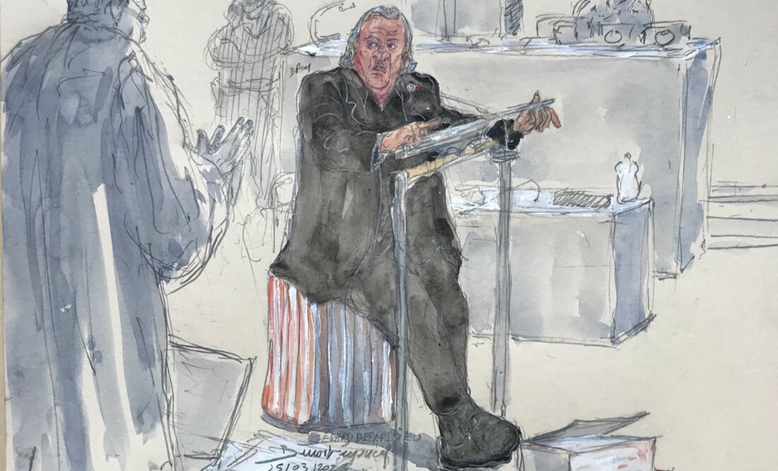 Gérard Depardieu (centro) durante una audición para el juicio en el que se le acusa de abusar sexualmente de dos mujeres durante el rodaje de una película en 2021. Foto: Benoit PEYRUCQ / AFP.