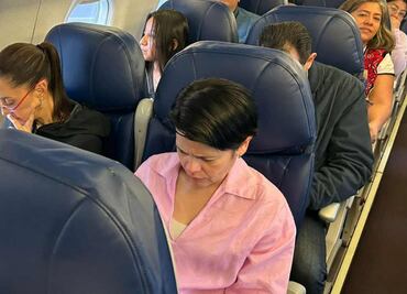 Vuelo comercial de Sheinbaum tiene retraso de más de hora y media rumbo a segunda gira con AMLO