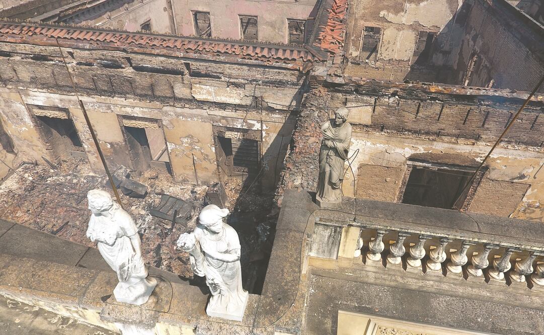 Vista aérea del Museo Nacional de Brasil, en Río de Janeiro, tras el incendio. Pese a que las paredes externas están de pie, los muros internos y pisos puedes desplomarse, según la inspección de Defensa Civil. (XINHUA)